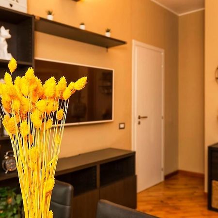 Sunny & Updated Flat With Panoramic City View 50M From M4 Stop Milan Bagian luar foto