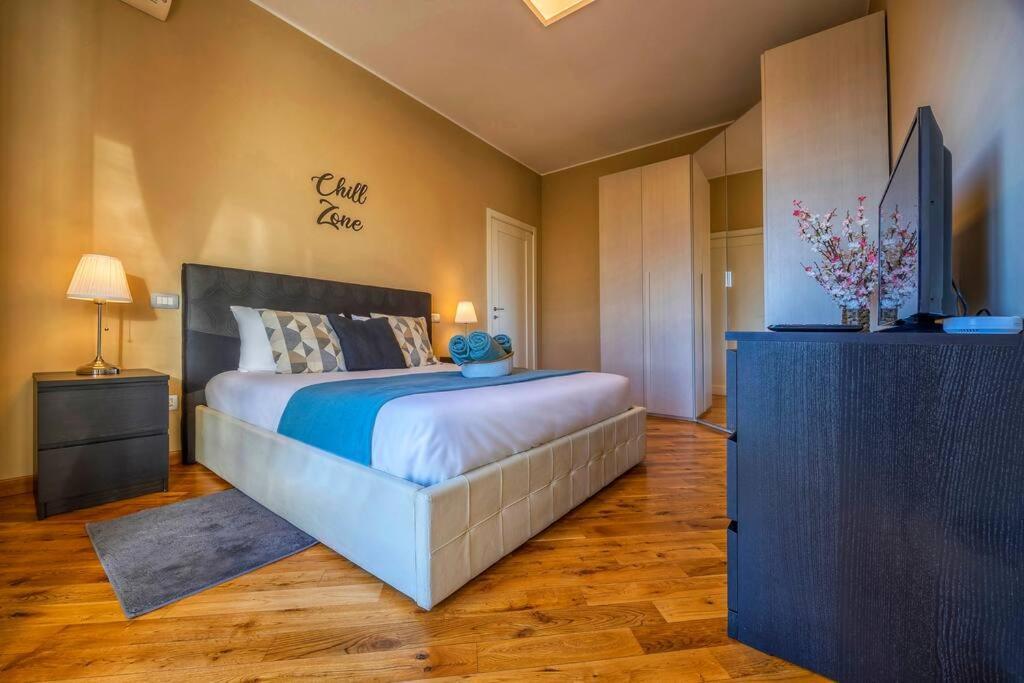 Sunny & Updated Flat With Panoramic City View 50M From M4 Stop Milan Bagian luar foto