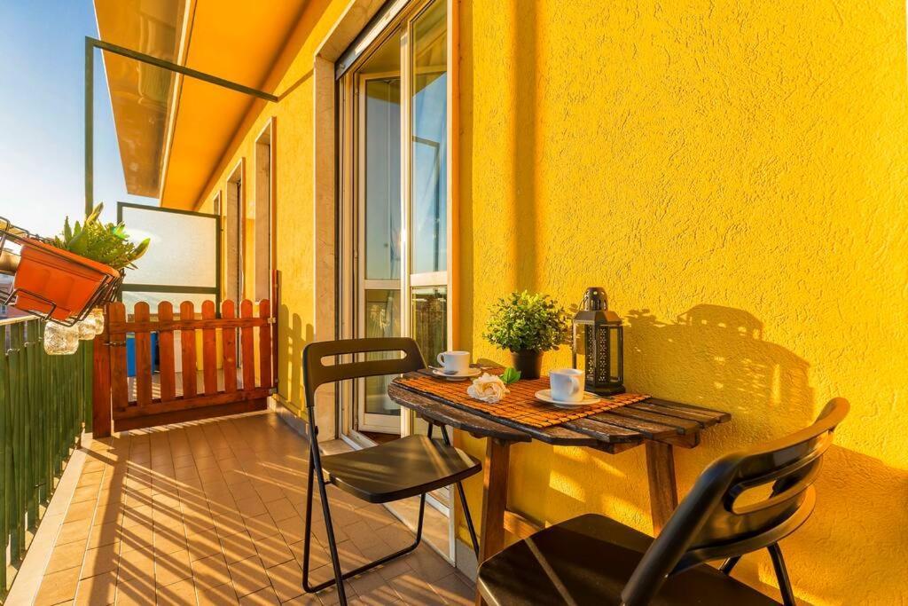 Sunny & Updated Flat With Panoramic City View 50M From M4 Stop Milan Bagian luar foto