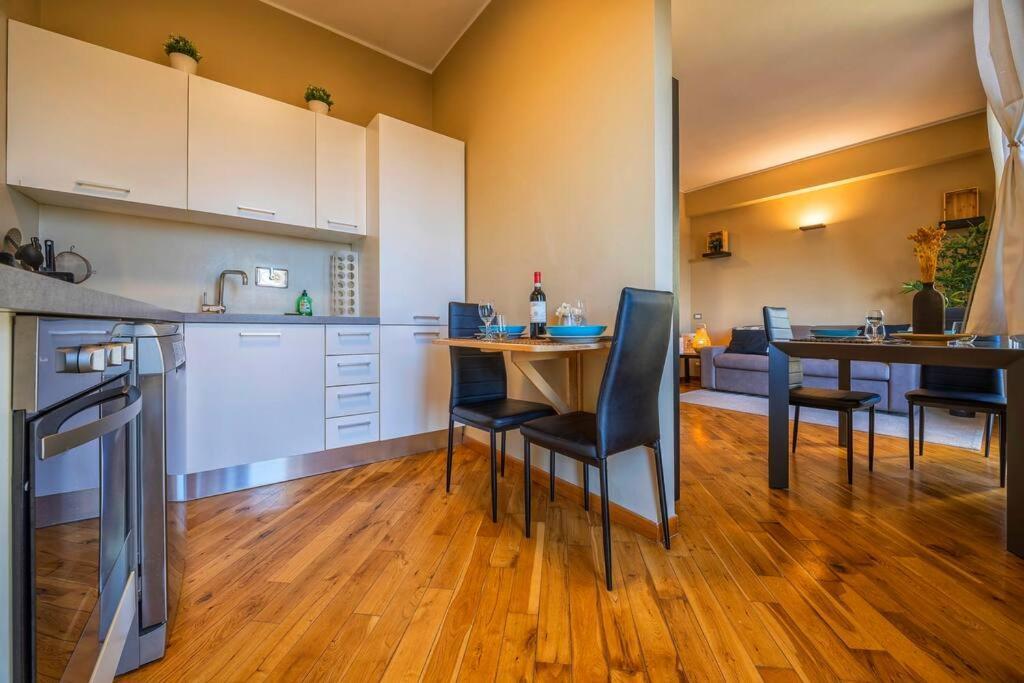 Sunny & Updated Flat With Panoramic City View 50M From M4 Stop Milan Bagian luar foto