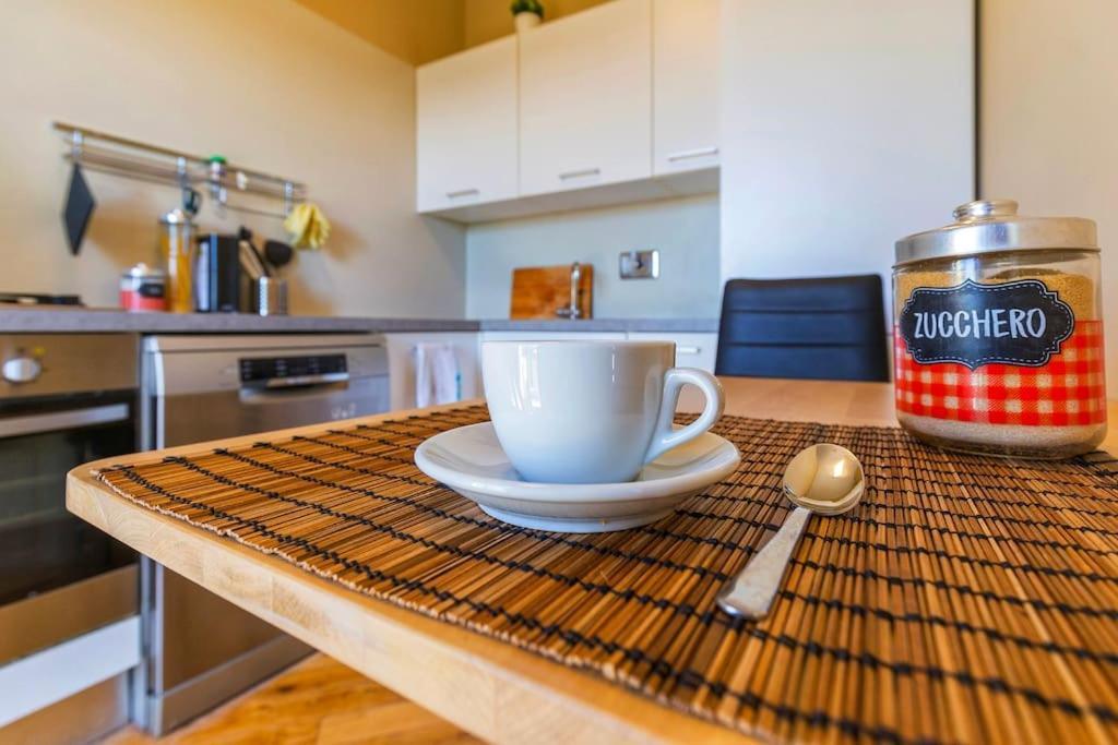 Sunny & Updated Flat With Panoramic City View 50M From M4 Stop Milan Bagian luar foto