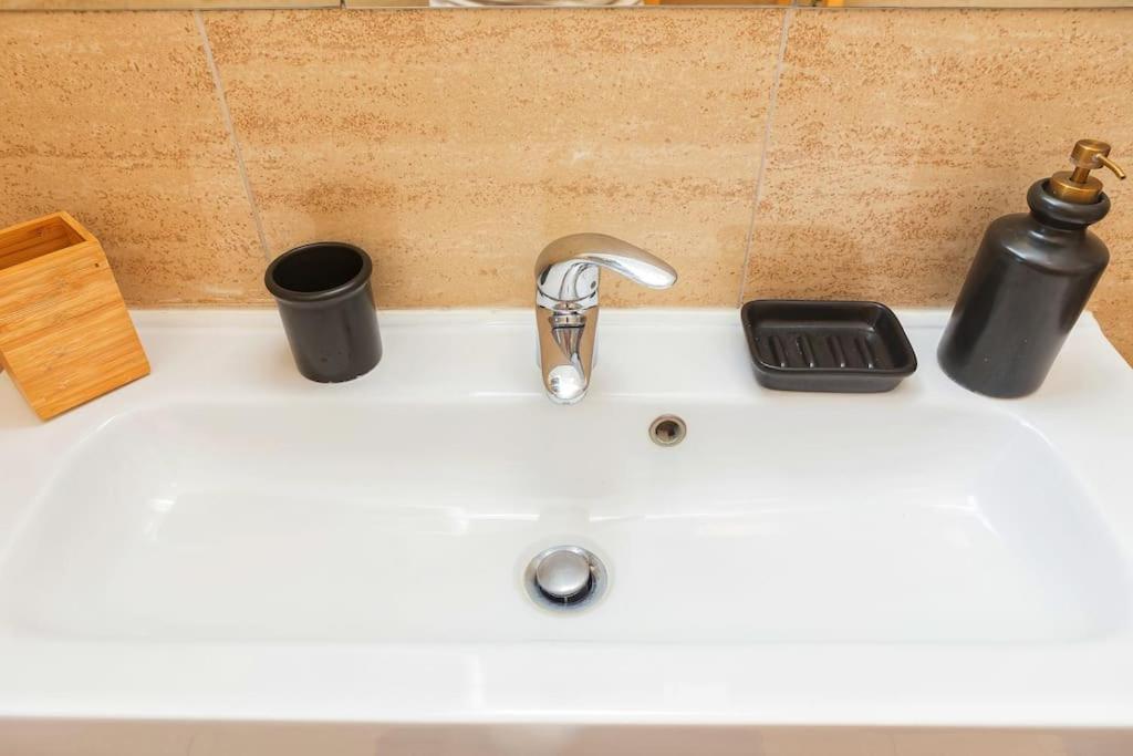 Sunny & Updated Flat With Panoramic City View 50M From M4 Stop Milan Bagian luar foto