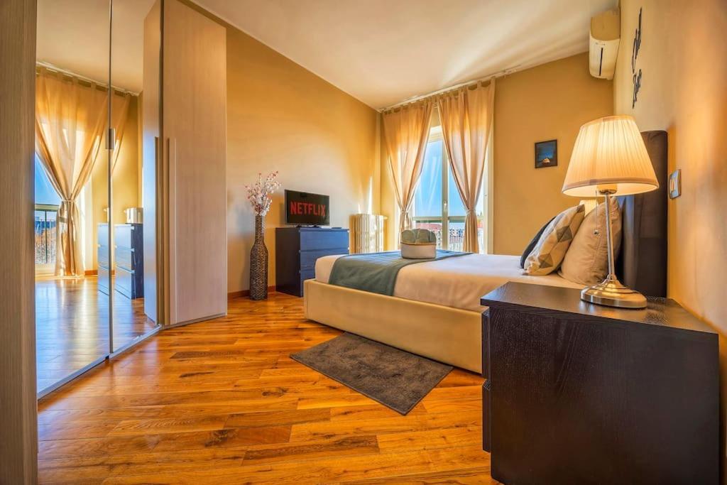 Sunny & Updated Flat With Panoramic City View 50M From M4 Stop Milan Bagian luar foto