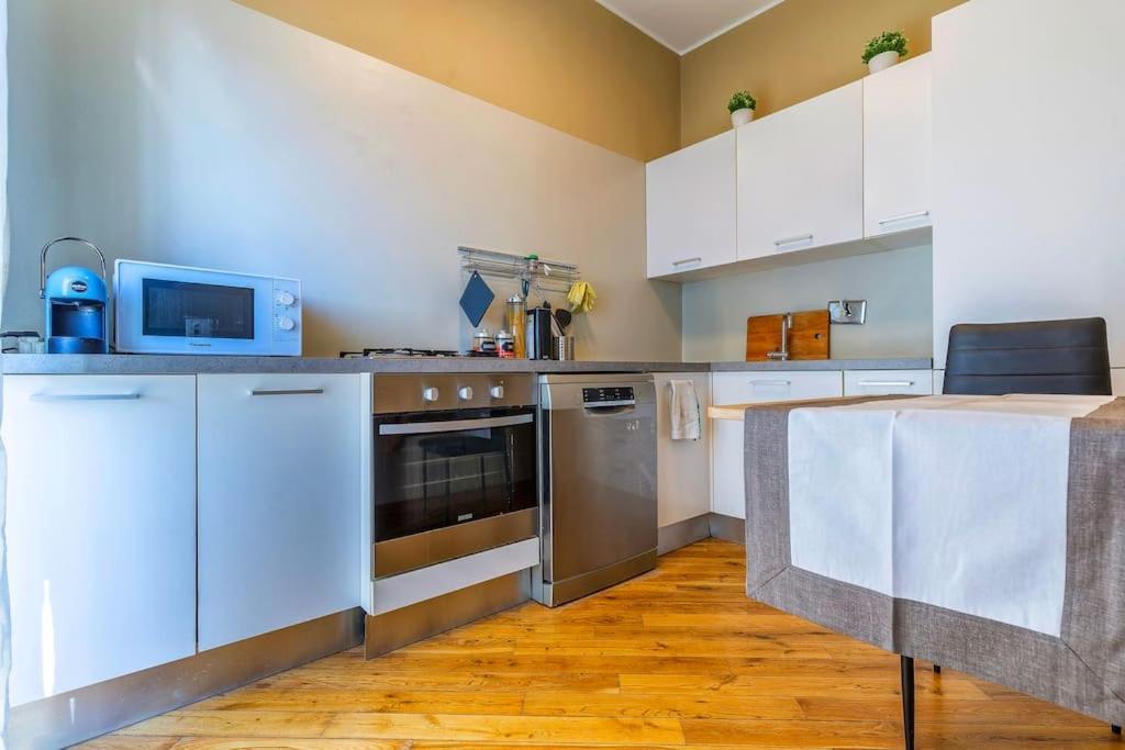 Sunny & Updated Flat With Panoramic City View 50M From M4 Stop Milan Bagian luar foto