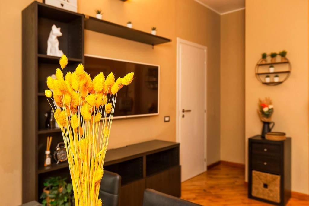 Sunny & Updated Flat With Panoramic City View 50M From M4 Stop Milan Bagian luar foto