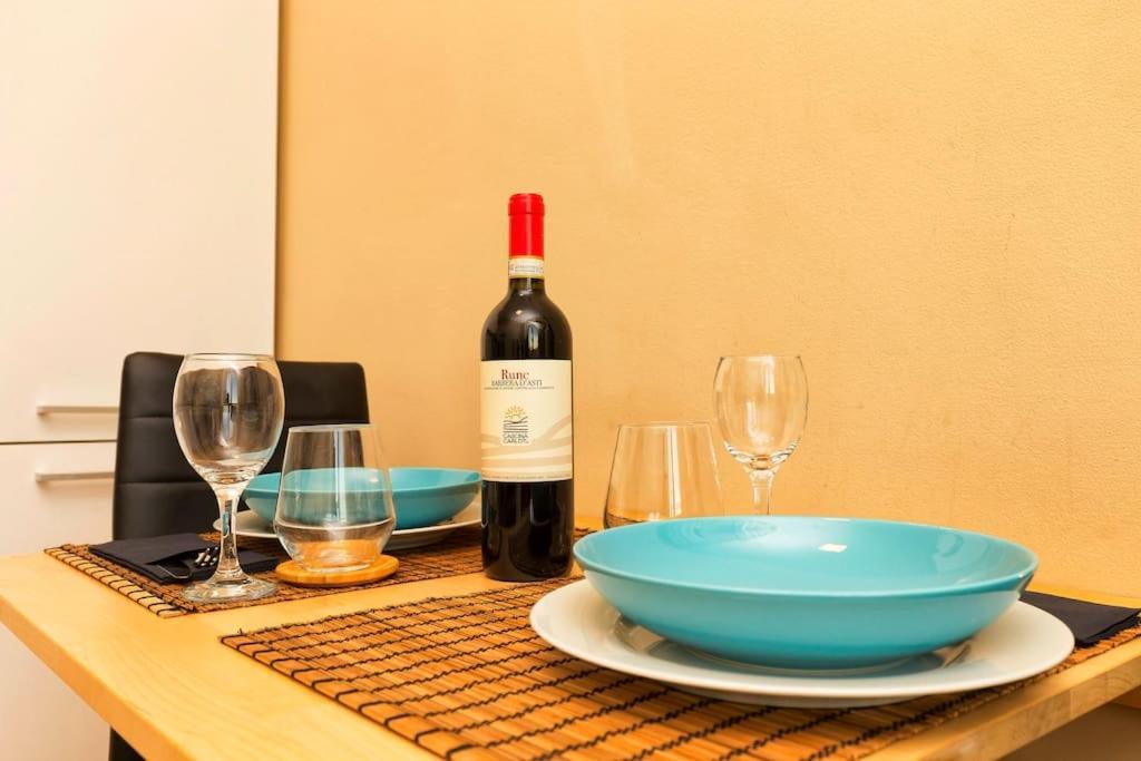 Sunny & Updated Flat With Panoramic City View 50M From M4 Stop Milan Bagian luar foto