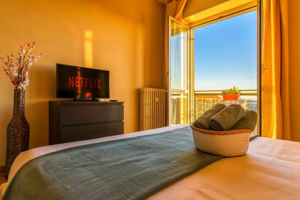Sunny & Updated Flat With Panoramic City View 50M From M4 Stop Milan Bagian luar foto