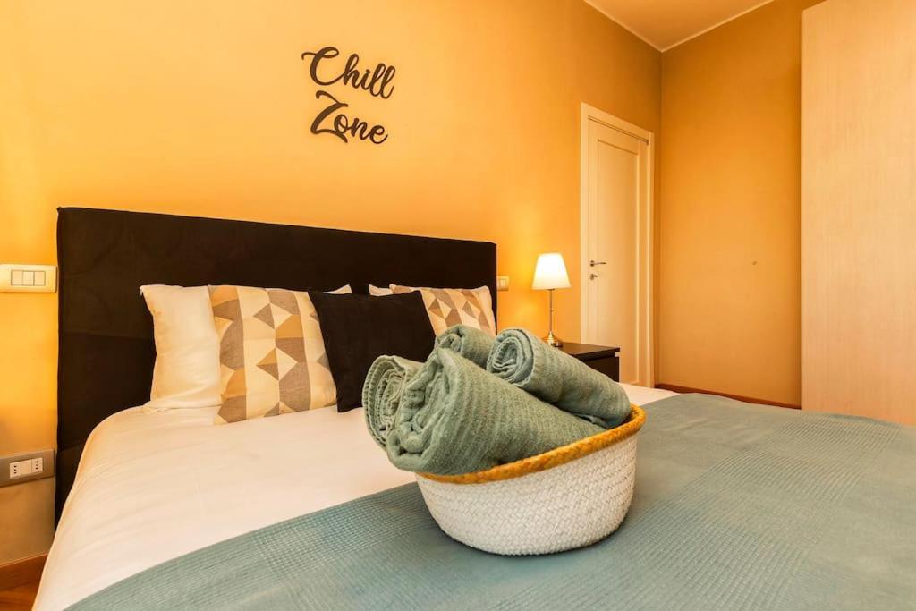 Sunny & Updated Flat With Panoramic City View 50M From M4 Stop Milan Bagian luar foto