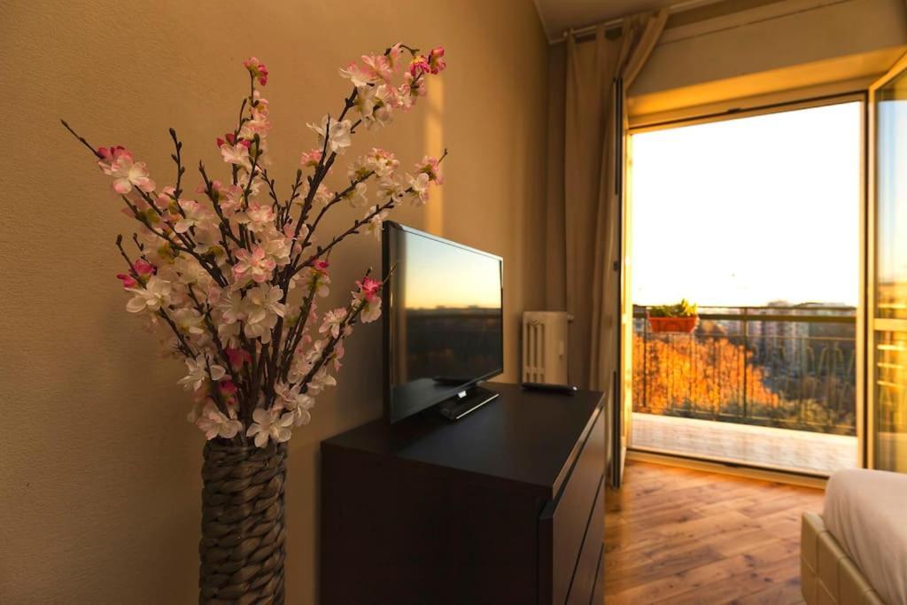 Sunny & Updated Flat With Panoramic City View 50M From M4 Stop Milan Bagian luar foto
