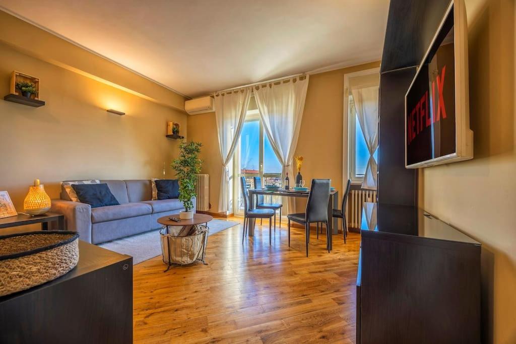 Sunny & Updated Flat With Panoramic City View 50M From M4 Stop Milan Bagian luar foto