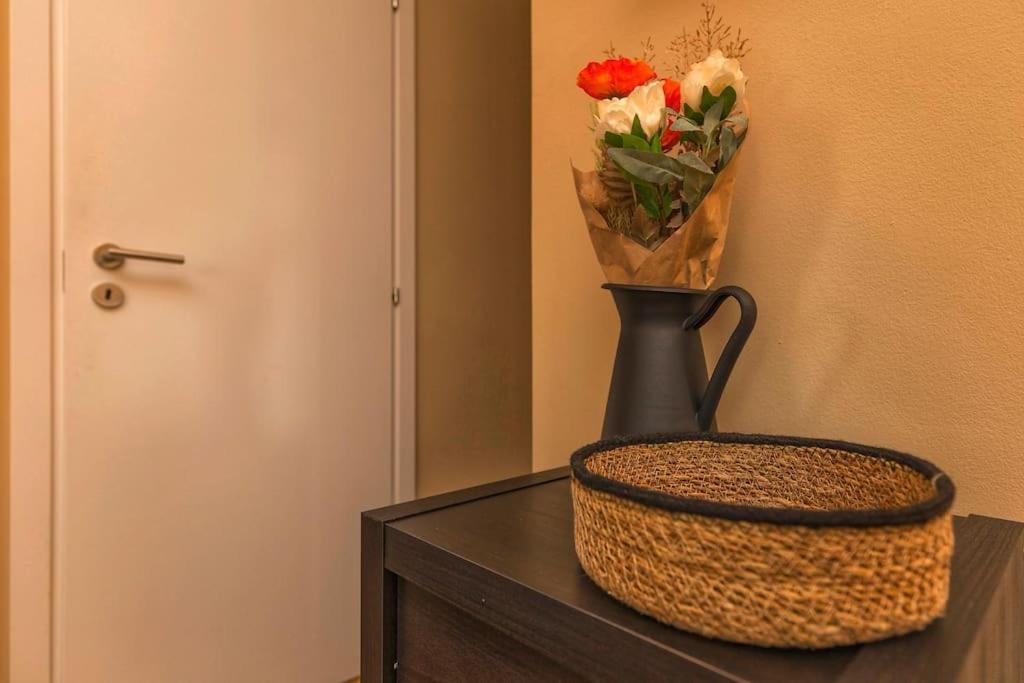 Sunny & Updated Flat With Panoramic City View 50M From M4 Stop Milan Bagian luar foto