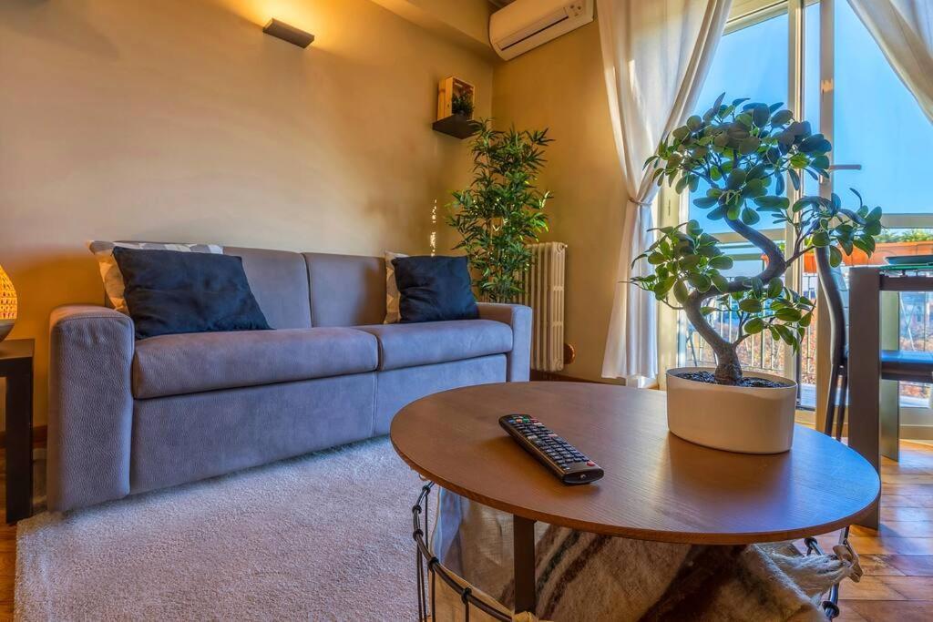 Sunny & Updated Flat With Panoramic City View 50M From M4 Stop Milan Bagian luar foto