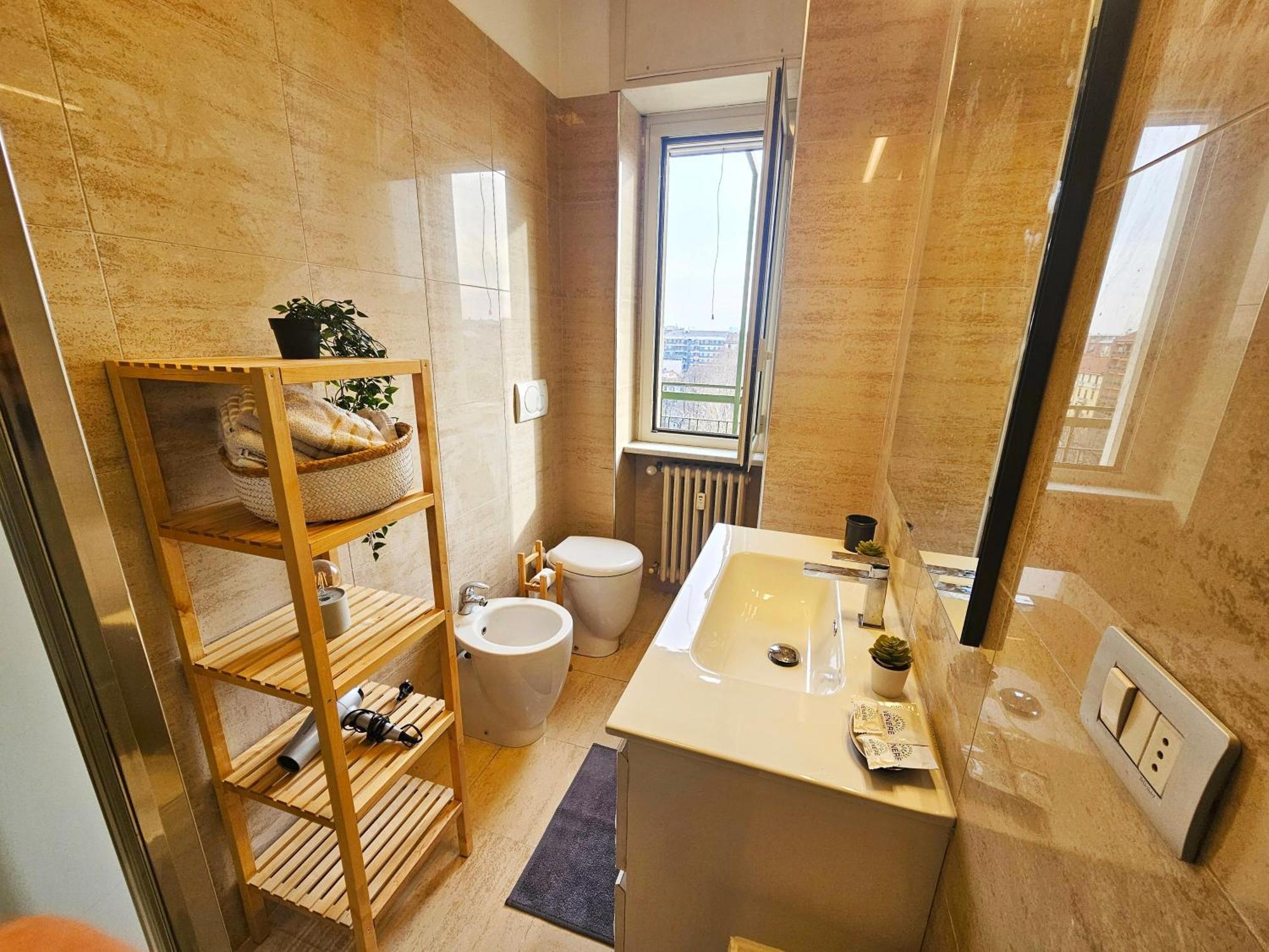 Sunny & Updated Flat With Panoramic City View 50M From M4 Stop Milan Bagian luar foto