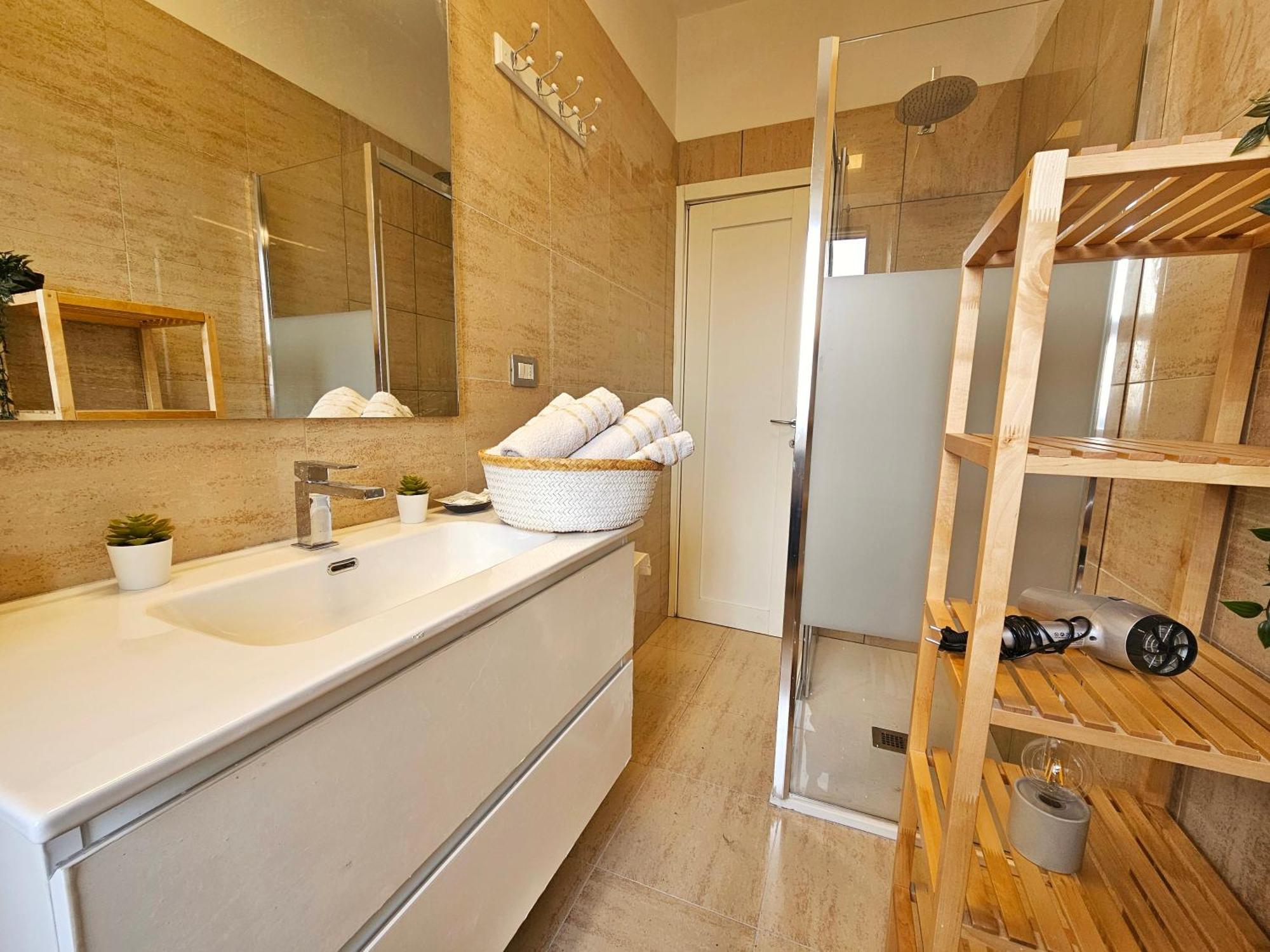 Sunny & Updated Flat With Panoramic City View 50M From M4 Stop Milan Bagian luar foto